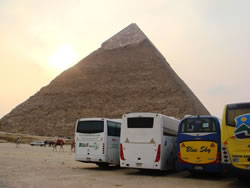 エジプトの砂漠を走るバス